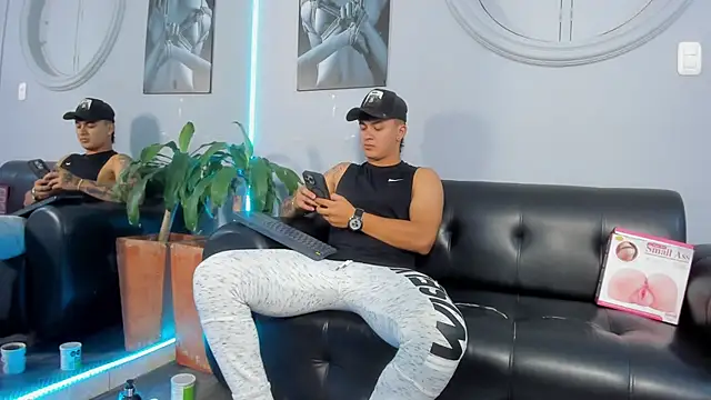 Snapshot of Cristopher_strong chatting on 02.04.25 Cristopher strong online show from 02.04.25