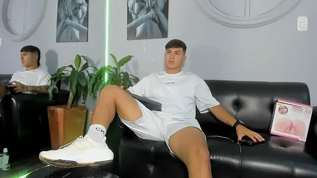 Snapshot of Cristopher_strong chatting on 02.11.25 Cristopher strong online show from 02.11.25