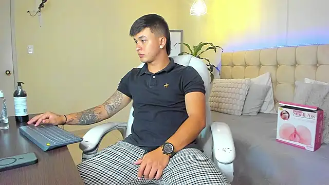 Snapshot of Cristopher_strong chatting on 02.16.25 Cristopher strong online show from 02.16.25