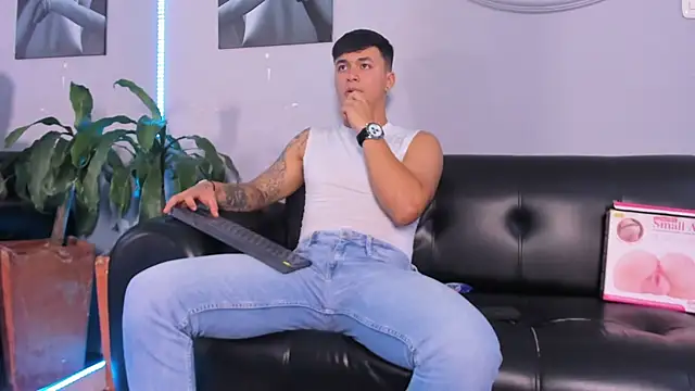 Snapshot of Cristopher_strong chatting on 02.27.25 Cristopher strong online show from 02.27.25