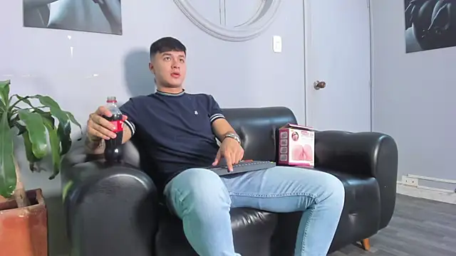 Snapshot of Cristopher_strong chatting on 03.13.25 Cristopher strong online show from 03.13.25