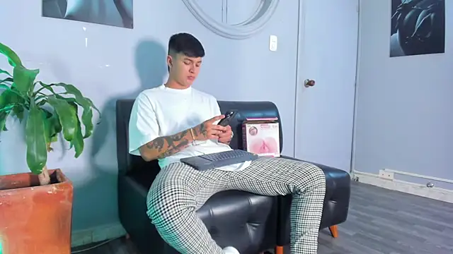 Snapshot of Cristopher_strong chatting on 03.15.25 Cristopher strong online show from 03.15.25