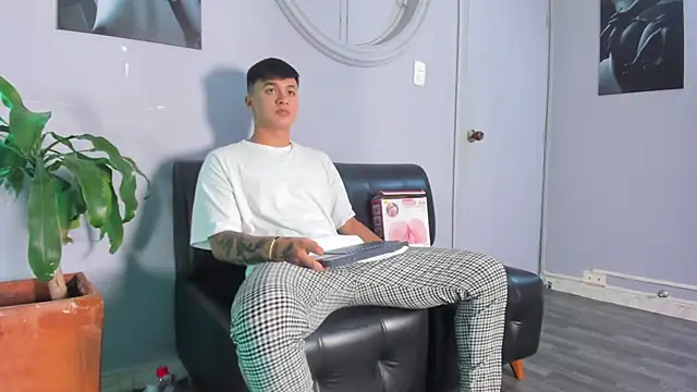 Snapshot of Cristopher_strong chatting on 03.15.25 Cristopher strong online show from 03.15.25