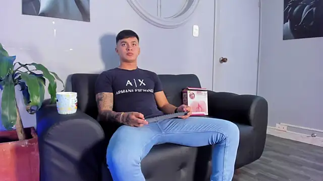 Snapshot of Cristopher_strong chatting on 03.22.25 Cristopher strong online show from 03.22.25