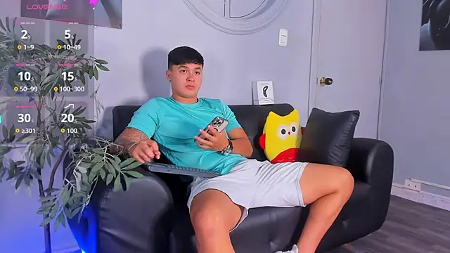 Snapshot of Cristopher_strong chatting on 09.18.25 Cristopher strong online show from 09.18.25