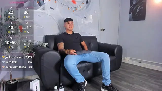 Snapshot of Cristopher_strong chatting on 10.04.25 Cristopher strong online show from 10.04.25