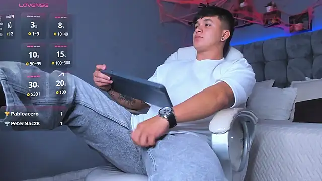 Snapshot of Cristopher_strong chatting on 10.11.25 Cristopher strong online show from 10.11.25