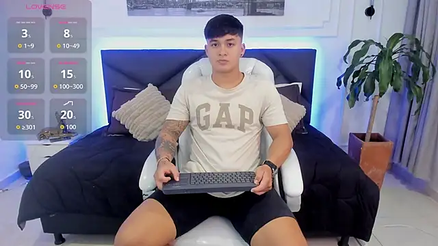 Snapshot of Cristopher_strong chatting on 11.02.25 Cristopher strong online show from 11.02.25