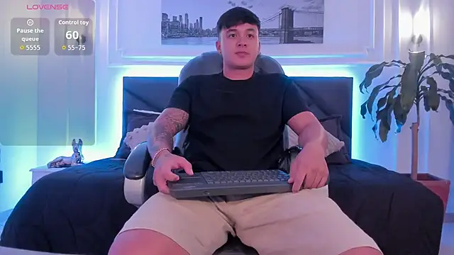 Snapshot of Cristopher_strong chatting on 11.09.25 Cristopher strong online show from 11.09.25