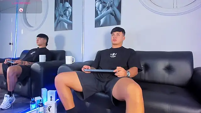 Snapshot of Cristopher_strong chatting on 11.22.25 Cristopher strong online show from 11.22.25