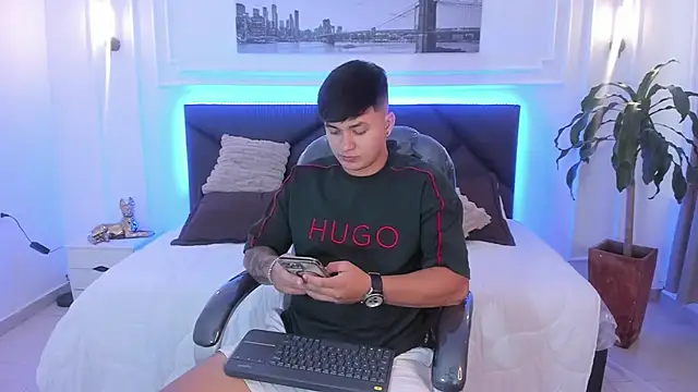 Snapshot of Cristopher_strong chatting on 11.30.25 Cristopher strong online show from 11.30.25