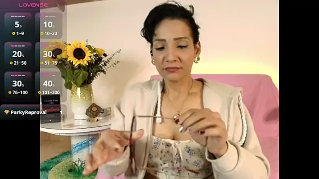 Elliee  online show from 02.18.25