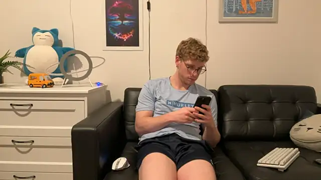 Snapshot of BlueEyedTallGuy94 chatting on 12.14.24 BlueEyedTallGuy94 online show from 12.14.24