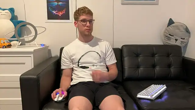 Snapshot of BlueEyedTallGuy94 chatting on 12.19.24 BlueEyedTallGuy94 online show from 12.19.24