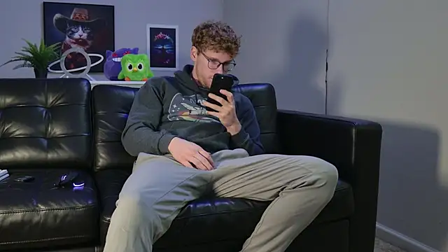 Snapshot of BlueEyedTallGuy94 chatting on 10.11.25 BlueEyedTallGuy94 online show from 10.11.25