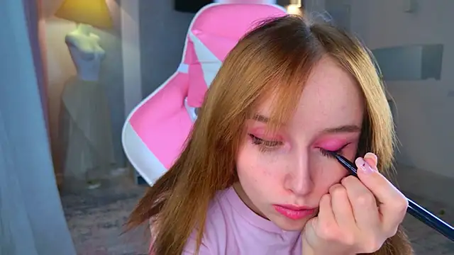 b4by LoL1 online show from 11.21.25