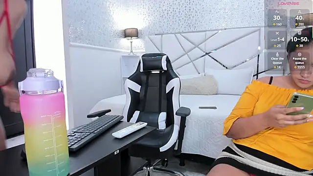 VICTORIA HOUSTON online show from 12.21.25