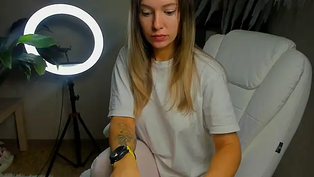 Snapshot of foxy_blond chatting on 10.22.25 foxy blond online show from 10.22.25