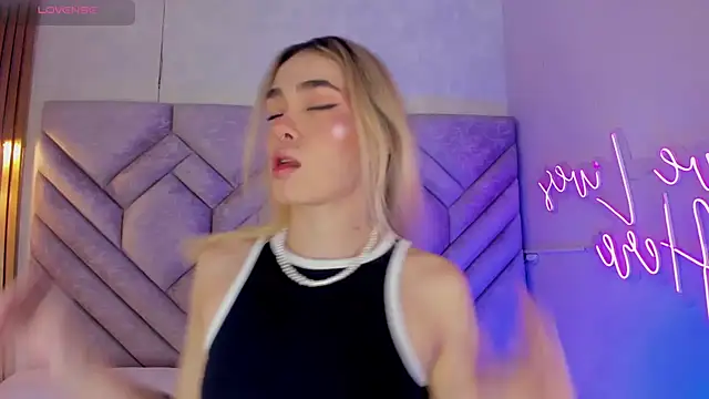 Snapshot of Lucy_Vega chatting on 12.05.24 Lucy Vega online show from 12.05.24