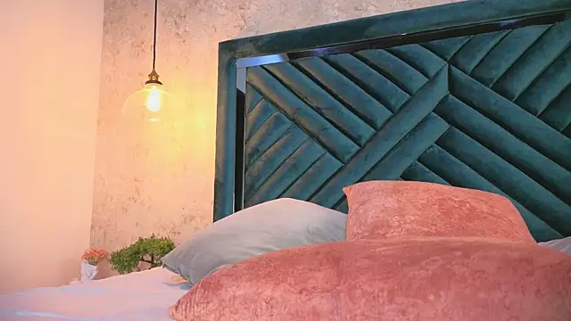 Snapshot of Lucy_Vega chatting on 09.25.25 Lucy Vega online show from 09.25.25