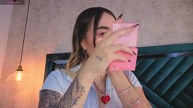 Snapshot of Lucy_Vega chatting on 10.04.25 Lucy Vega online show from 10.04.25