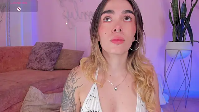 Snapshot of Lucy_Vega chatting on 10.25.25 Lucy Vega online show from 10.25.25