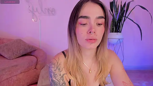 Snapshot of Lucy_Vega chatting on 11.01.25 Lucy Vega online show from 11.01.25