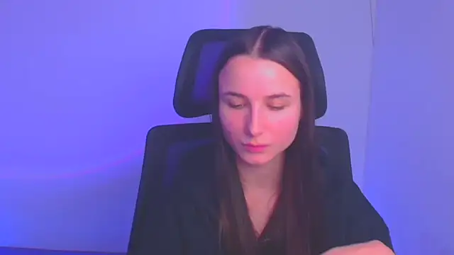 Eva Janee online show from 12.18.24