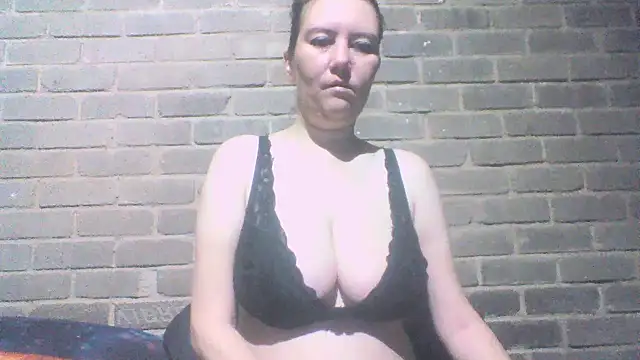 Snapshot of EksJouneMwah chatting on 11.18.25 EksJouneMwah online show from 11.18.25