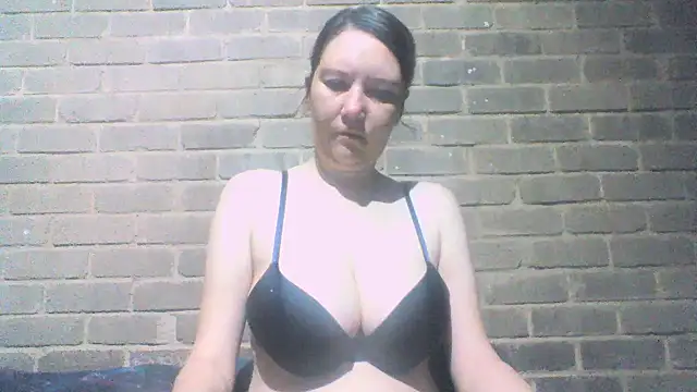 Snapshot of EksJouneMwah chatting on 11.28.25 EksJouneMwah online show from 11.28.25