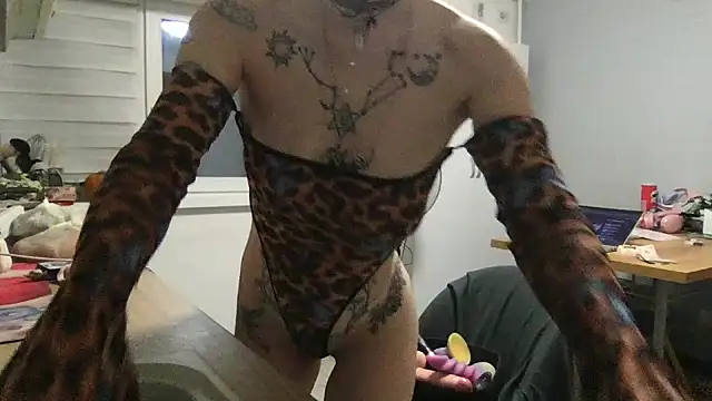 Snapshot of MoonAgnes chatting on 11.17.25 MoonAgnes online show from 11.17.25