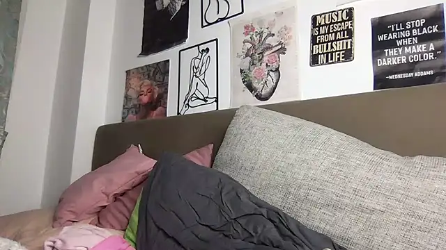 Snapshot of MoonAgnes chatting on 11.27.25 MoonAgnes online show from 11.27.25