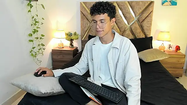 Snapshot of nickolas_moon chatting on 10.29.25 nickolas moon online show from 10.29.25