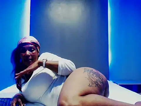 Snapshot of Juicyasss35xx chatting on 10.05.25 Juicyasss35xx online show from 10.05.25