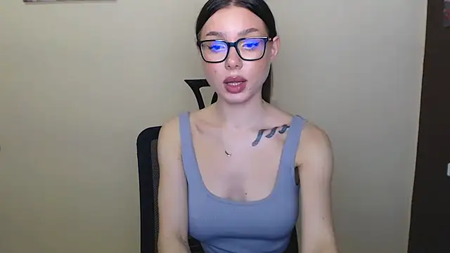 Snapshot of Cutesweetheart chatting on 12.21.24 Cutesweetheart online show from 12.21.24