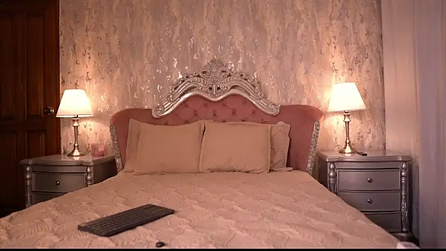 Snapshot of AngelineConnor chatting on 11.27.25 AngelineConnor online show from 11.27.25