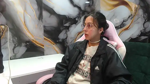 Snapshot of ling_ling24 chatting on 10.20.25 ling ling24 online show from 10.20.25