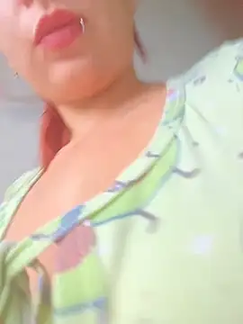 Snapshot of MiaLujan_ chatting on 02.10.25 MiaLujan  online show from 02.10.25