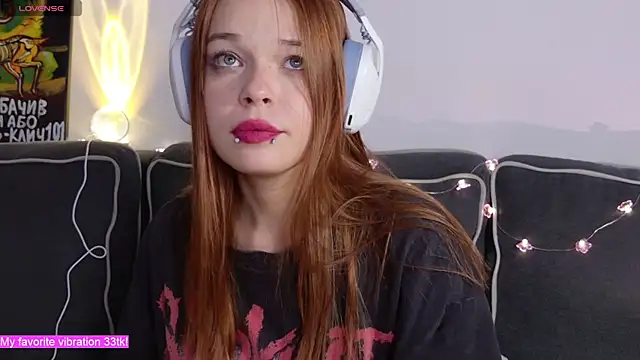 Snapshot of ValBae chatting on 11.15.25 ValBae online show from 11.15.25