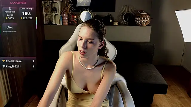 Snapshot of AyreenMoore chatting on 09.15.25 AyreenMoore online show from 09.15.25