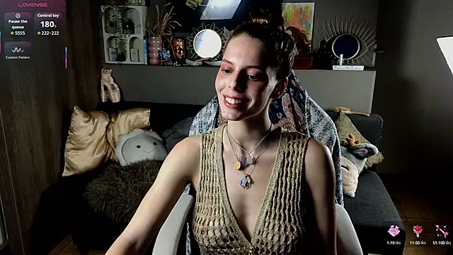 Snapshot of AyreenMoore chatting on 09.23.25 AyreenMoore online show from 09.23.25