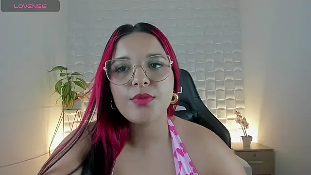 Snapshot of victoria18x chatting on 12.30.24 victoria18x online show from 12.30.24