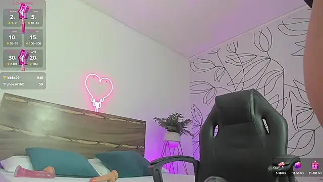 Snapshot of victoria18x chatting on 01.09.25 victoria18x online show from 01.09.25