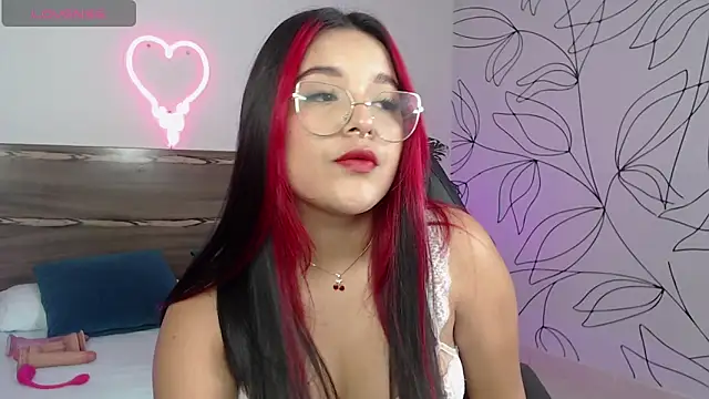 Snapshot of victoria18x chatting on 01.11.25 victoria18x online show from 01.11.25