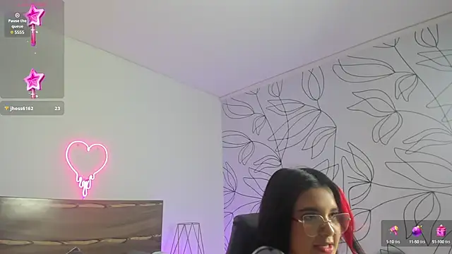 Snapshot of victoria18x chatting on 01.29.25 victoria18x online show from 01.29.25