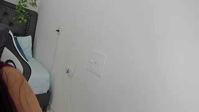 Snapshot of victoria18x chatting on 02.19.25 victoria18x online show from 02.19.25