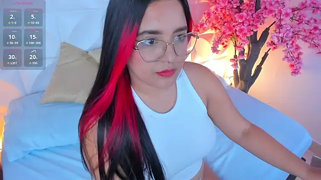 Snapshot of victoria18x chatting on 10.02.25 victoria18x online show from 10.02.25