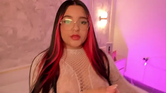 Snapshot of victoria18x chatting on 10.10.25 victoria18x online show from 10.10.25