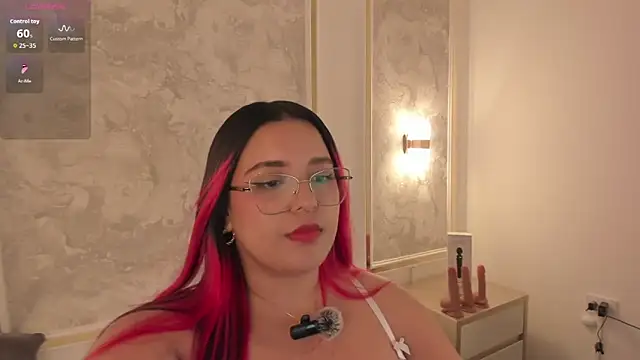 Snapshot of victoria18x chatting on 10.27.25 victoria18x online show from 10.27.25