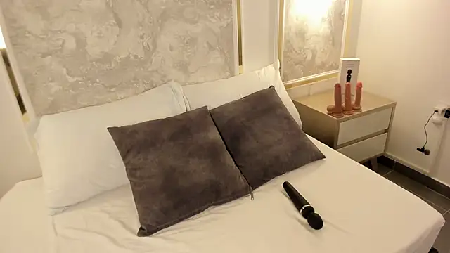 Snapshot of victoria18x chatting on 11.04.25 victoria18x online show from 11.04.25